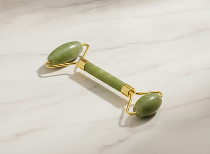 Rullo di giada vista tre quarti su superficie di marmo